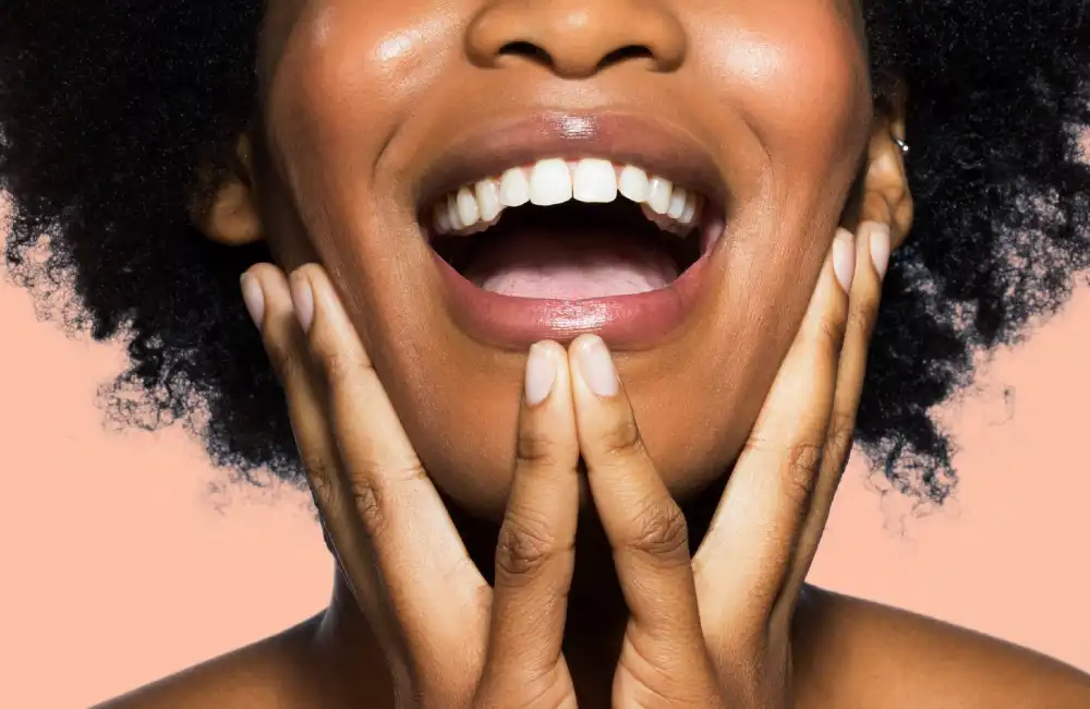 Voici tous les avantages du grattage de la langue, selon les dentistes